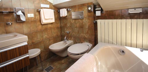 Wohnung 34: Bad mit Badewanne, Bidet und Waschbecken