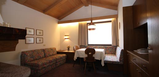 Wohnung 33: Wohnzimmer mit Sofa und Esstisch