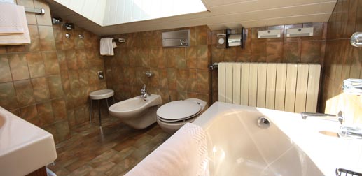 Wohnung 33: Bad mit Badewanne und Dachfenster