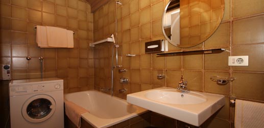 Wohnung 23: Bad mit Badewanne und Waschmaschine