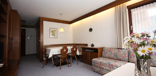 Wohnung 23: Wohnzimmer mit Sofa und Esstisch