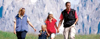 Familie beim Wandern in den Bergen