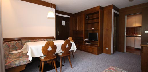 Apartment 22: living room with dining table and TV