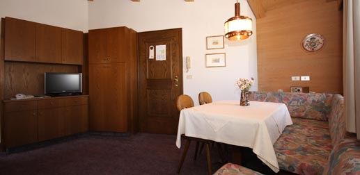 Wohnung 31: Wohnzimmer mit Esstisch und TV