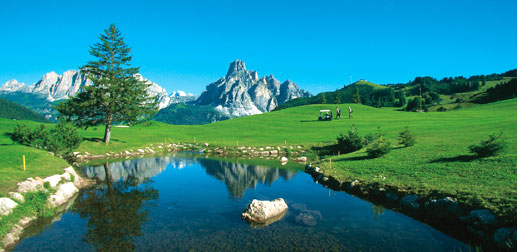 Teich und Wiesen am Golfplatz Alta Badia