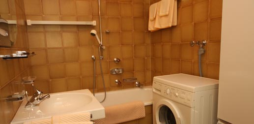 Apartment 22: bathroom with bathtub and washing machine