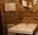 Wohnung 21: Bad mit Waschbecken und Dusche