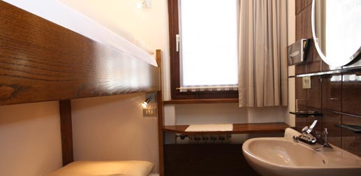 Wohnung 24: Waschbecken mit Spiegel