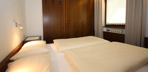 Wohnung 24: Zimmer mit Doppelbett und Einzelbett